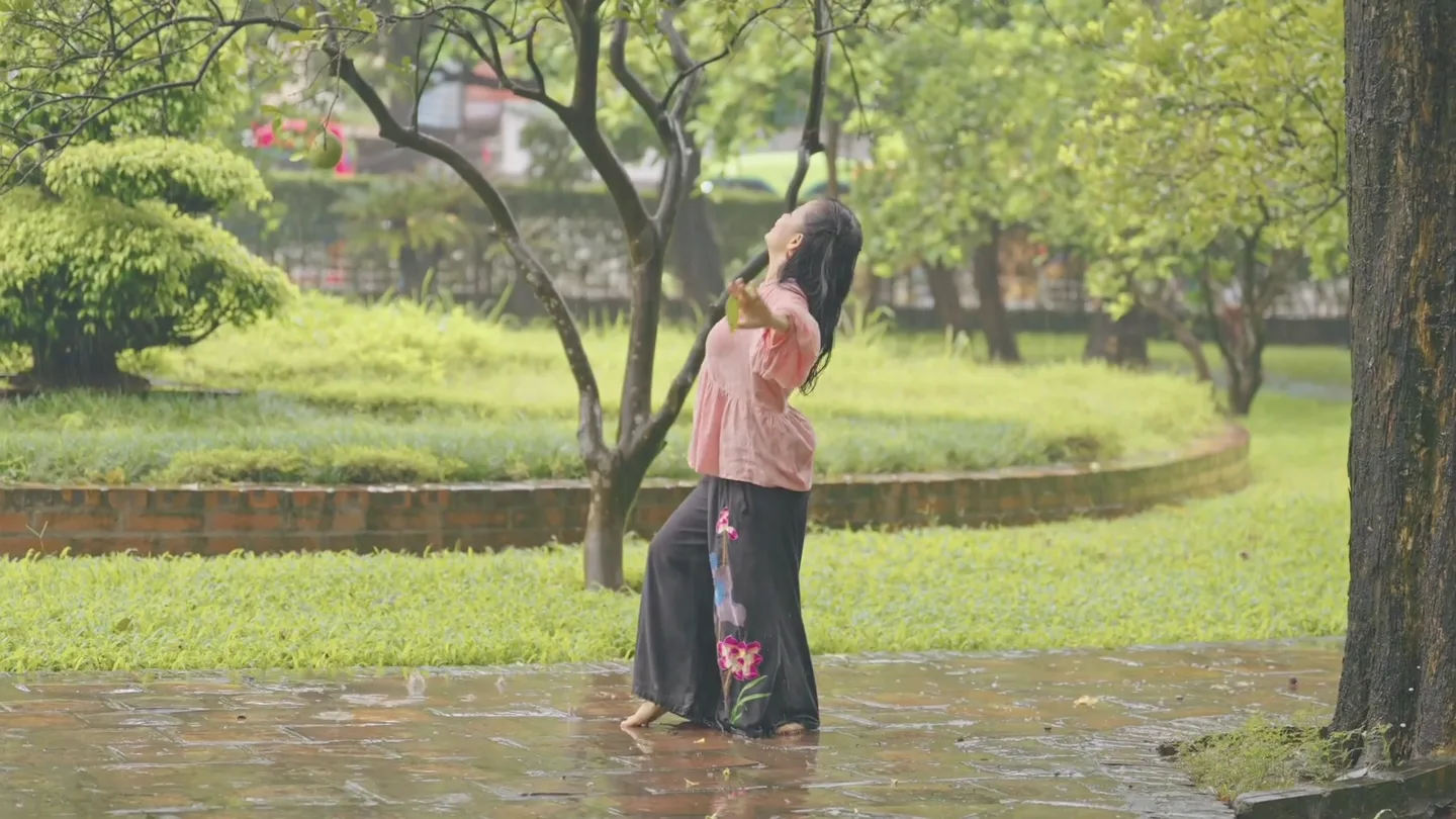 Bùi Tuyết Minh trong một khoảnh khắc chuyển động giữa thiên nhiên